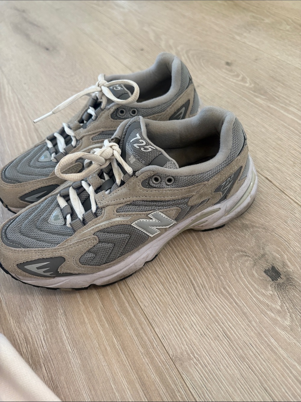 New Balance women’s Grey and Light Grey 725 Sneakers